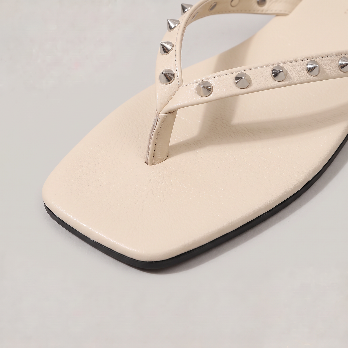 Women’s Thongs Studded Square Toe